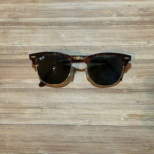 Ray-Ban Clubmaster Classic in Polished Tortoise on Gold